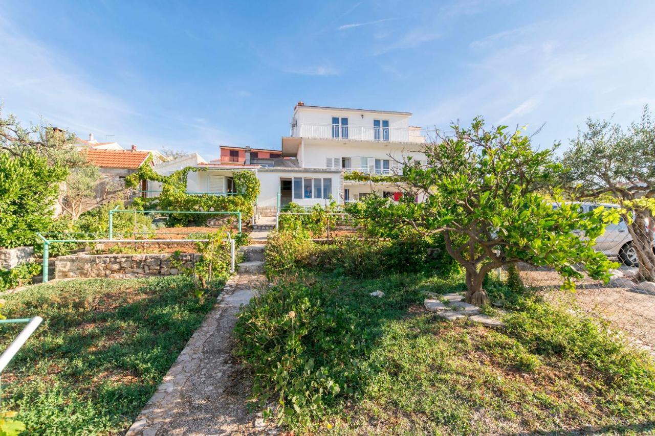 Apartments And Room Milka-Jere Primosten Exterior photo